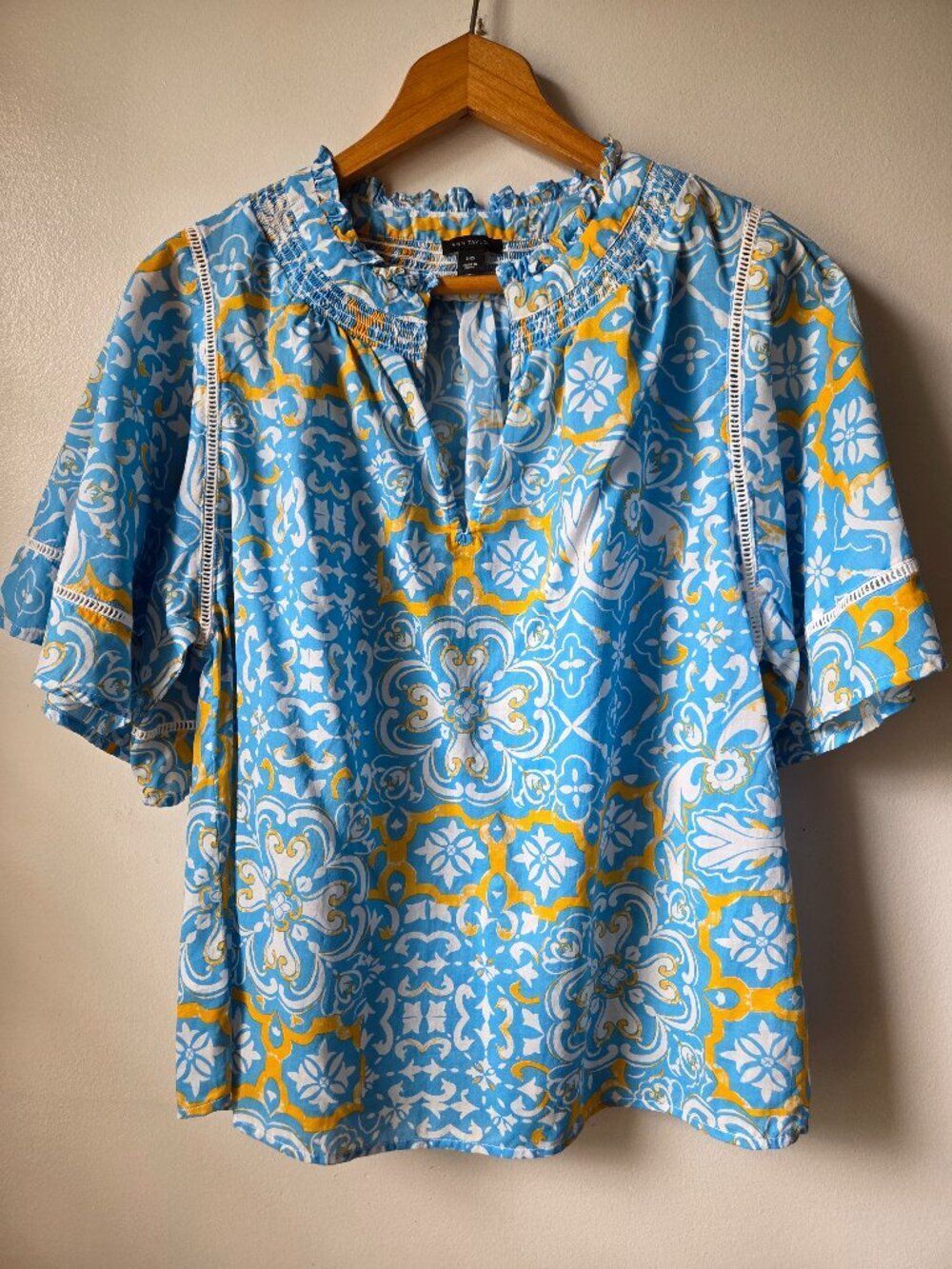 EUC LIKE NEW ANN TAYLOR FILIGREE PRINT SPLIT V NECK BELL SLEEVES TOP SIZE XXS